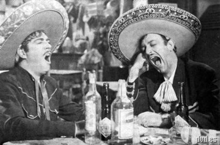 Jorge Negrete y Luis Aguilar con una botella de Tequila